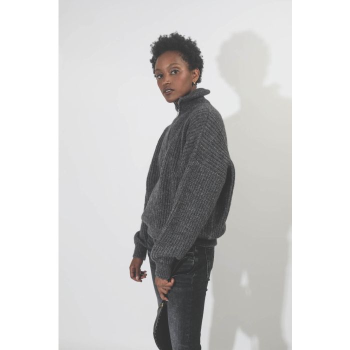 Pull col camionneur gris foncé Myclan Isabel Marant Etoile. Porté profil.