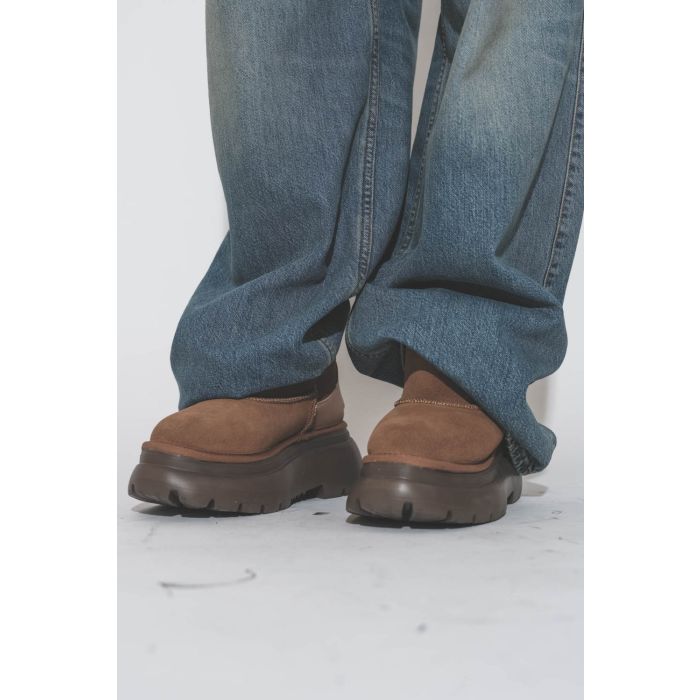 Boots courtes fourrées en peau de mouton retournées Chunky R13. Porté de profil.