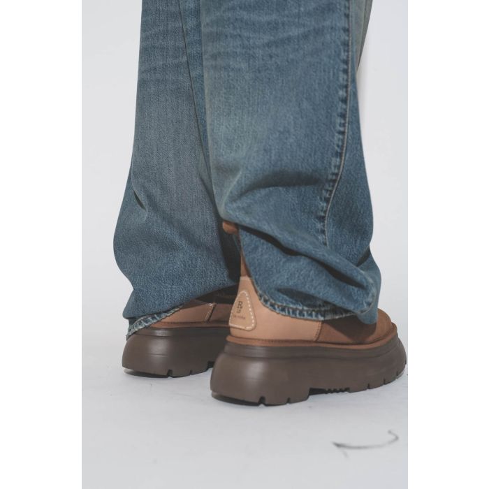 Boots courtes fourrées en peau de mouton retournées Chunky R13. Porté de dos.