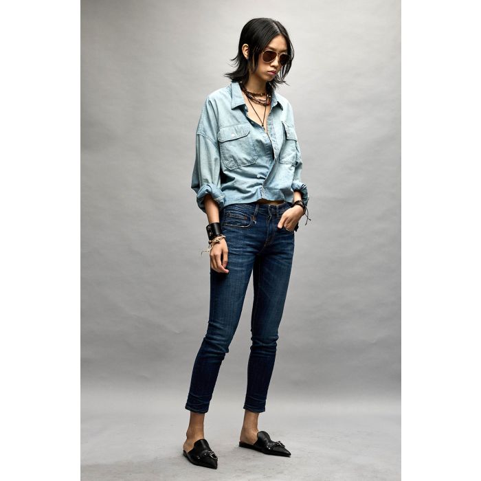 Jean taille basse bleu boy skinny Howell indigo R13. Porté avec une chemise en chambray bleu ciel.
