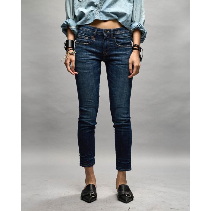 Jean taille basse bleu boy skinny Howell indigo R13. Porté de face.