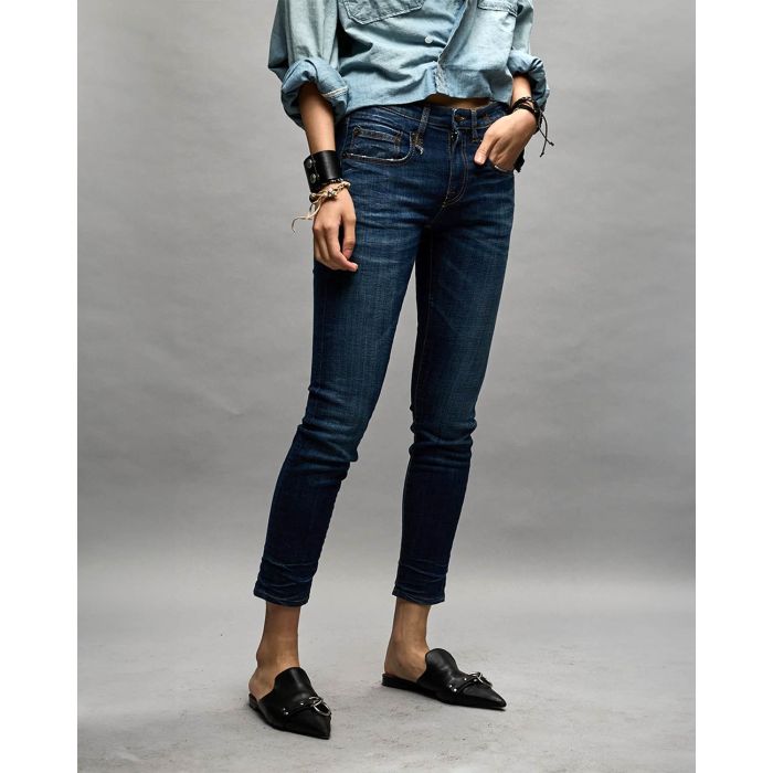 Jean taille basse bleu boy skinny Howell indigo R13. porté de profil.