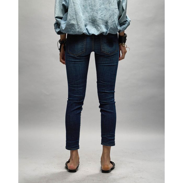 Jean taille basse bleu boy skinny Howell indigo R13. Porté de dos.
