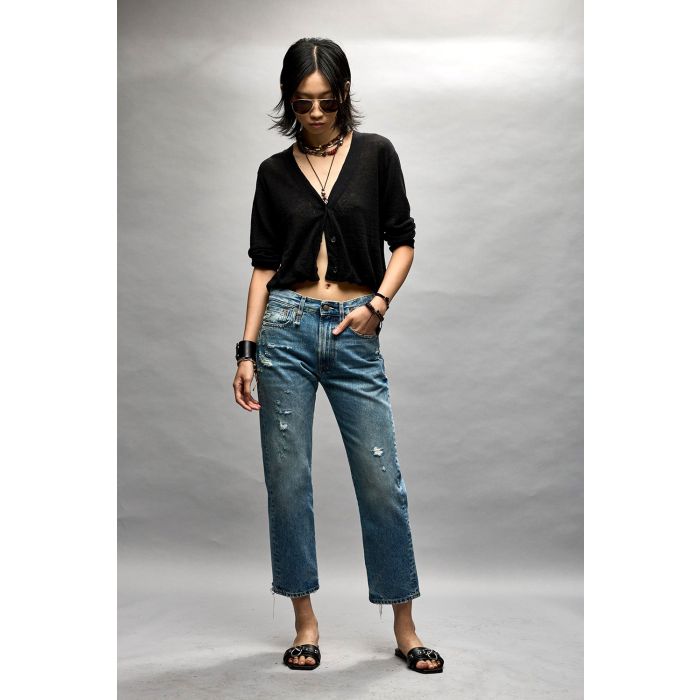Jean droit bleu Boyfriend Bain W/Rips R13. Porté avec un gilet court.