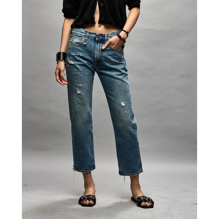 Jean droit bleu Boyfriend Bain W/Rips R13. Porté avec un gilet court. Porté de face.