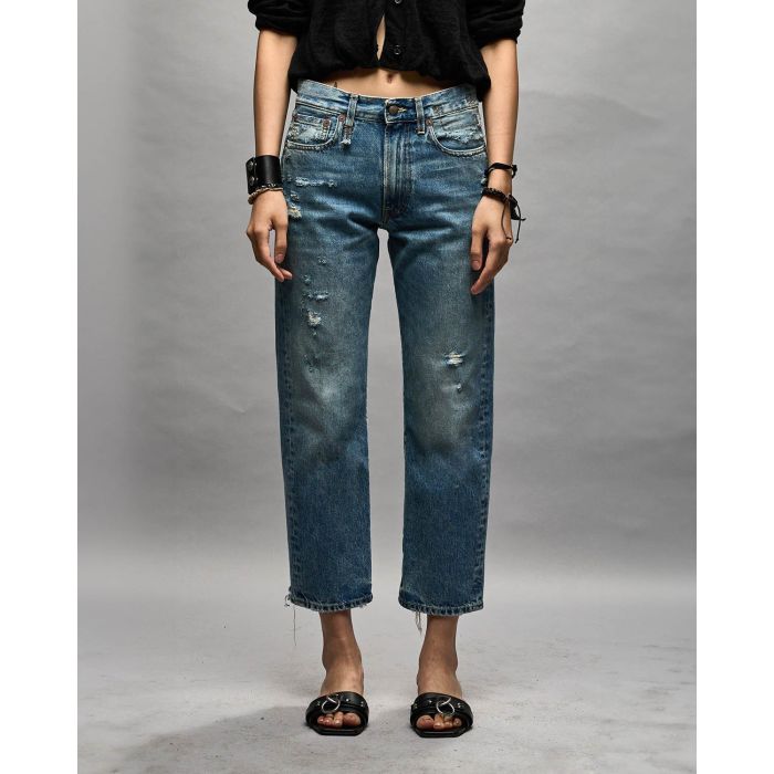 Jean droit bleu Boyfriend Bain W/Rips R13. Porté avec un gilet court.