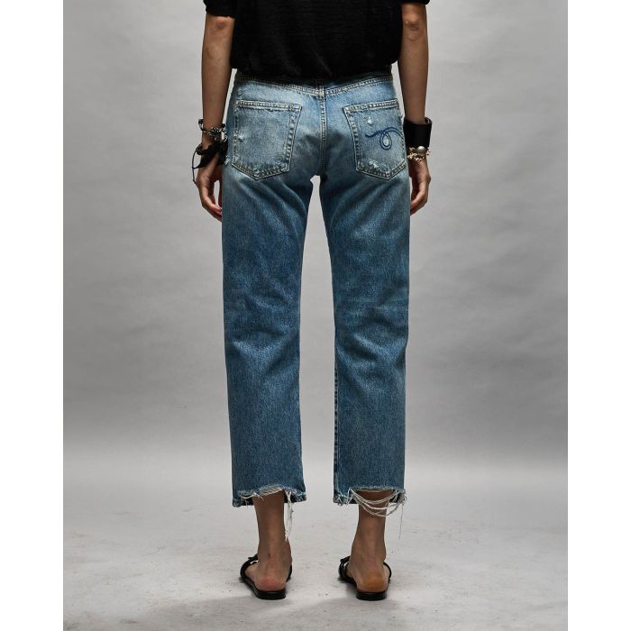 Jean droit bleu Boyfriend Bain W/Rips R13. Porté avec un gilet court. Porté de dos.