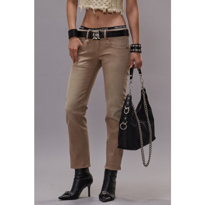 Ceinture en cuir noir boucle en métal argenté R13 portée de face.