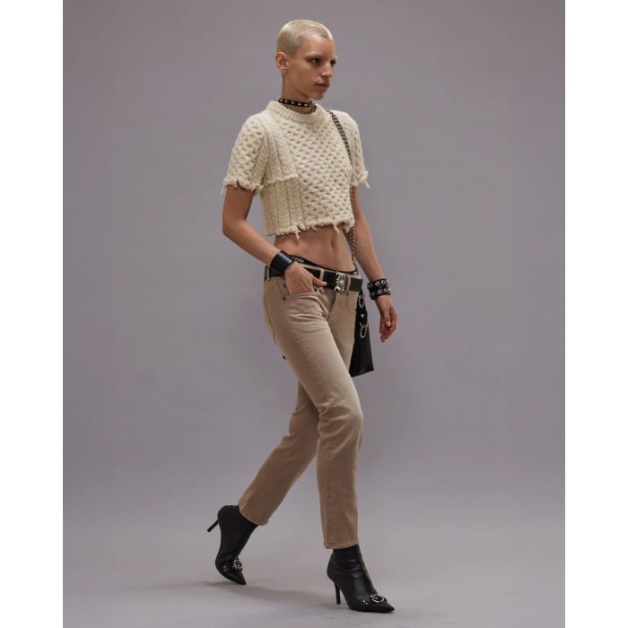 Ceinture en cuir noir boucle en métal argenté R13 portée de profil.