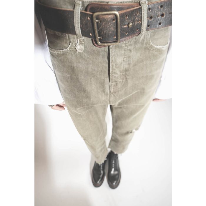 Ceinture large en cuir marron vieilli Military R13. Porté avec un jean Tailored Drop r13 kaki. 