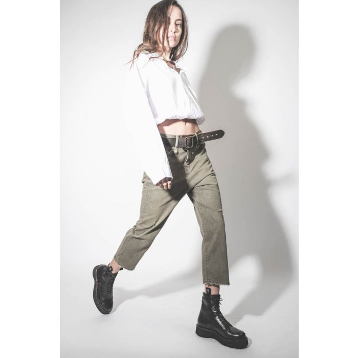Ceinture large en cuir marron vieilli Military R13. Porté avec un jean baggy.