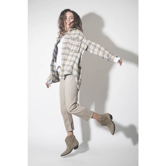 Chemise en coton gratté over-size à carreaux beige écru larges poches poitrine Oversized Pocket Drop Neck Shirt R13. Porté avec un jean boy straight beige.