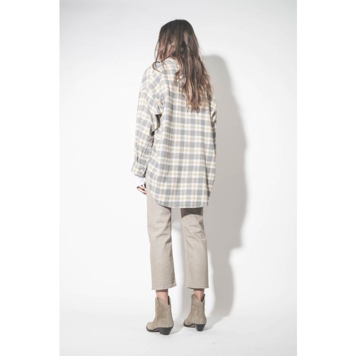 Chemise en coton gratté over-size à carreaux beige écru larges poches poitrine Oversized Pocket Drop Neck Shirt R13. Porté de dos.