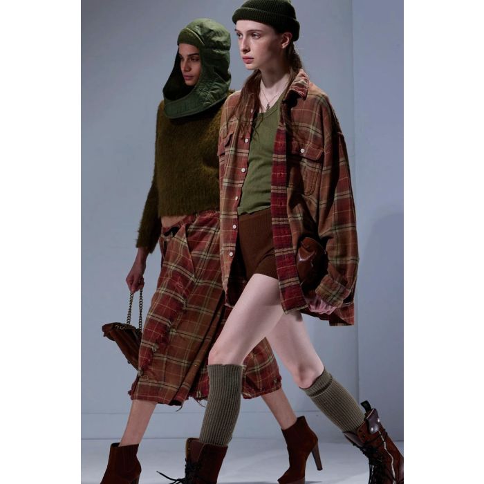 Chemise oversize Boyfriend Shirt R13 en flanelle à carreaux rouges et marron, portée ouverte de profil.