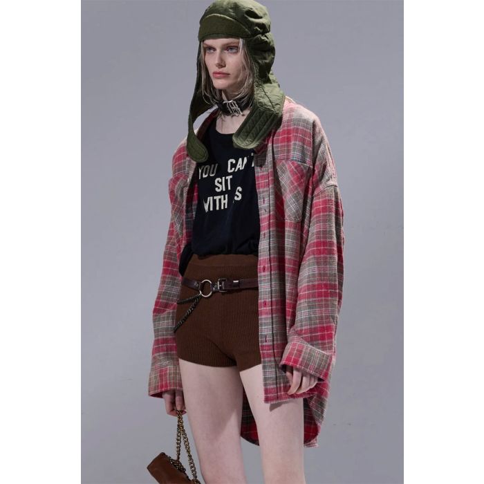 Chemise oversize à carreaux Drop Neck Workshirt en coton japonais rose, portée ouverte de profil.