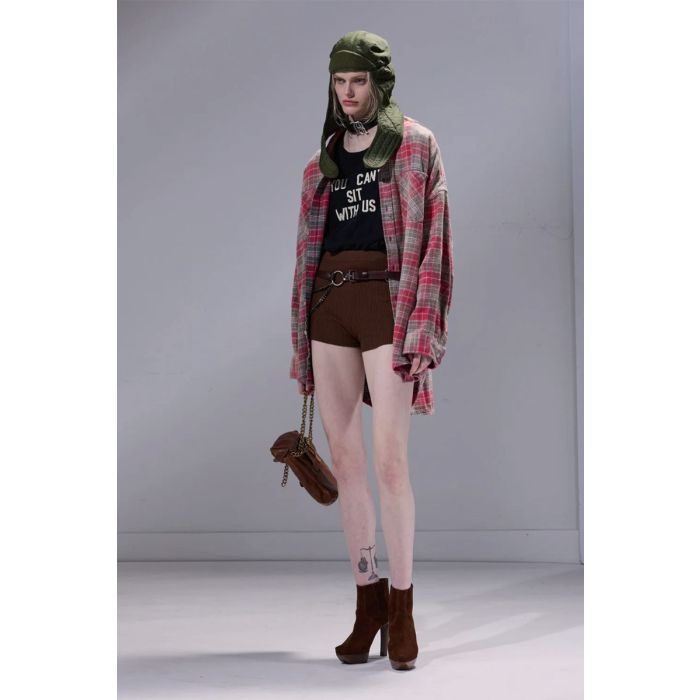 Chemise oversize à carreaux Drop Neck Workshirt en coton japonais rose, portée de profil avec un short.