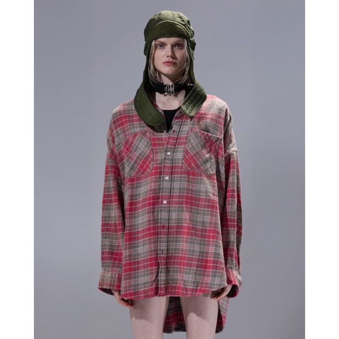 Chemise oversize à carreaux Drop Neck Workshirt en coton japonais rose, fermée de face.