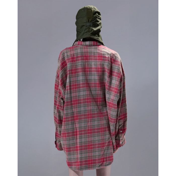 Chemise oversize à carreaux Drop Neck Workshirt en coton japonais rose, portée de dos.