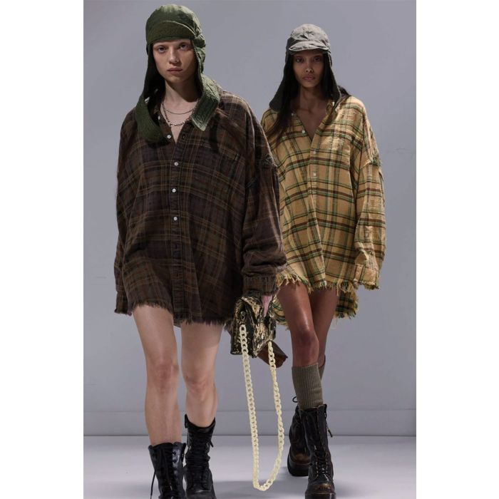 Chemise oversize Shredded Seam Drop Neck Shirt R13 à carreaux marron, portée en robe de face.