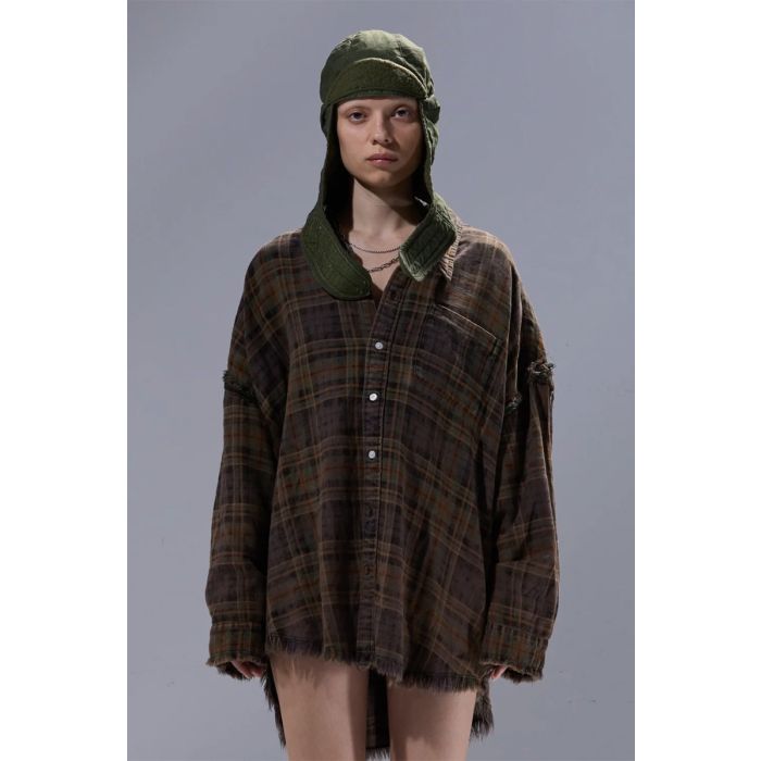 Chemise oversize Shredded Seam Drop Neck Shirt R13 à carreaux marron, portée de face.