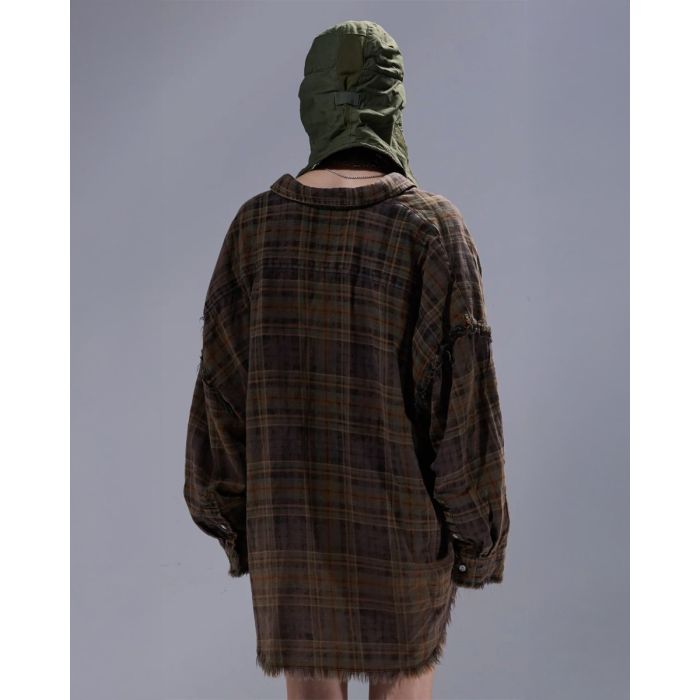 Chemise oversize Shredded Seam Drop Neck Shirt R13 à carreaux marron, portée de dos.