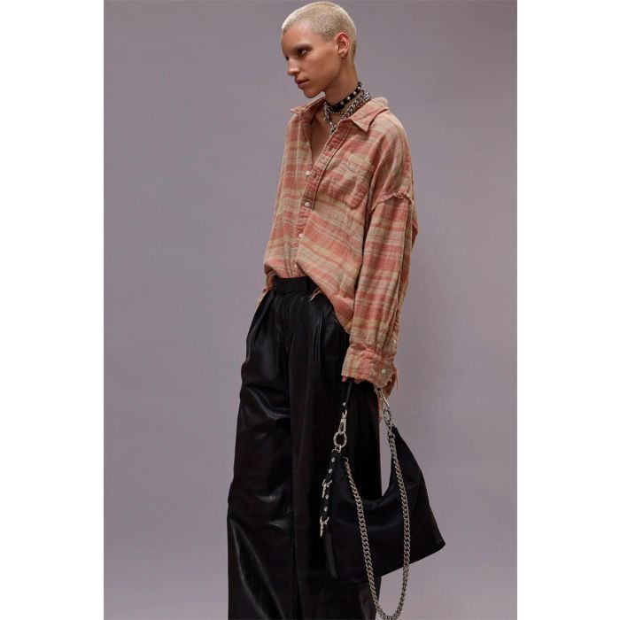 Chemise oversize à carreaux en coton japonais rose et beige Shredded Seam Drop Neck R13. Portée de profil.