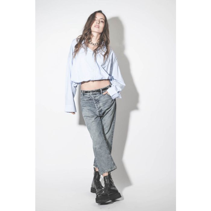 Chemise manches longues blousante en popeline de coton bleu ciel Crossover Bubble R13. Porté de face. 