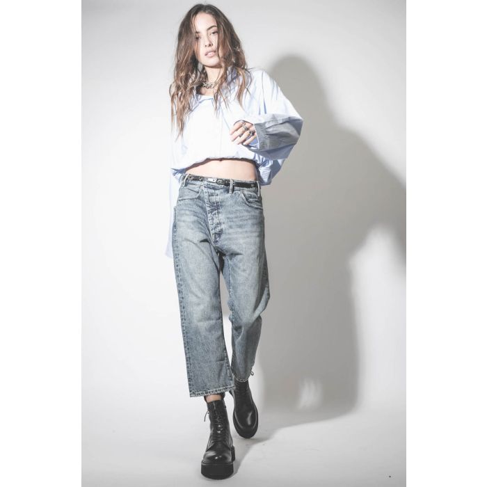 Chemise manches longues blousante en popeline de coton bleu ciel Crossover Bubble R13. Porté avec un jean bleu délavé.