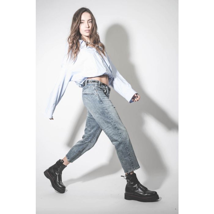Chemise manches longues blousante en popeline de coton bleu ciel Crossover Bubble R13. Porté avec un jean baggy.