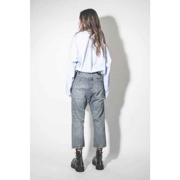 Chemise manches longues blousante en popeline de coton bleu ciel Crossover Bubble R13. Porté de dos. 