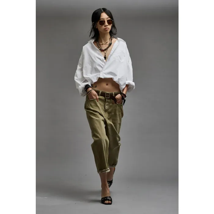 Chemise courte Crossover manches longues en popeline de coton blanc R13. Porté avec un jean baggy.