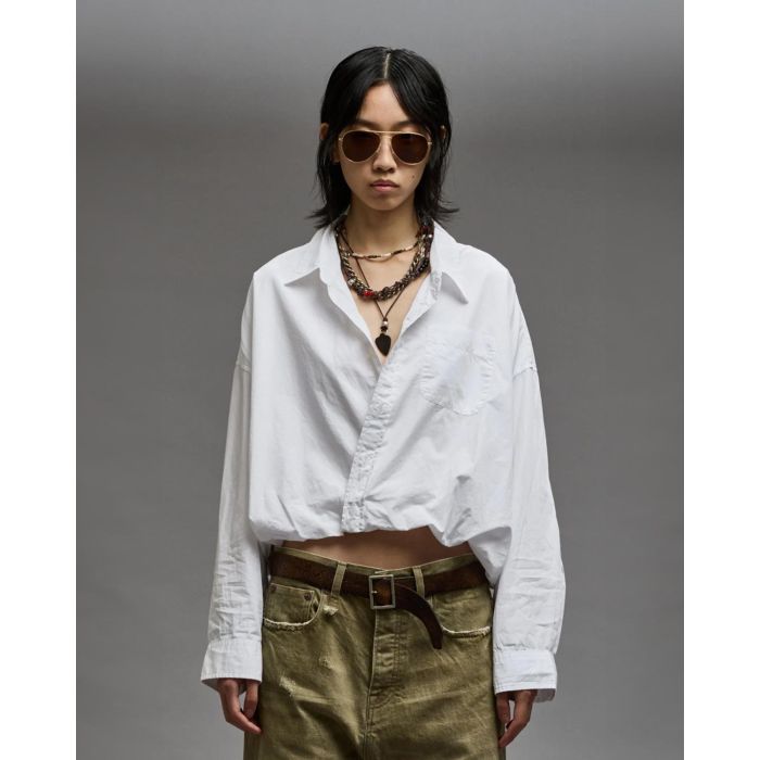 Chemise manches longues courte Crossover en popeline de coton blanc R13. Porté de face.