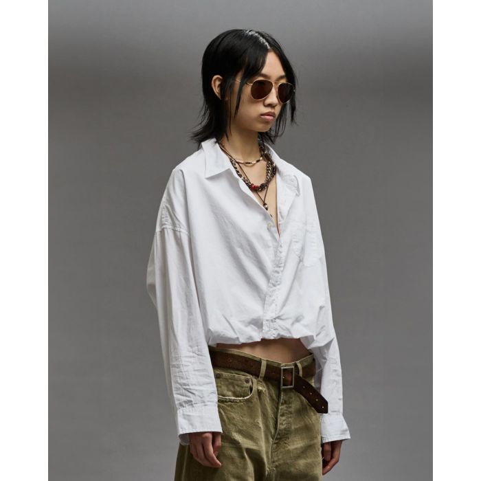 Chemise manches longues courte Crossover en popeline de coton blanc R13. Porté de profil.
