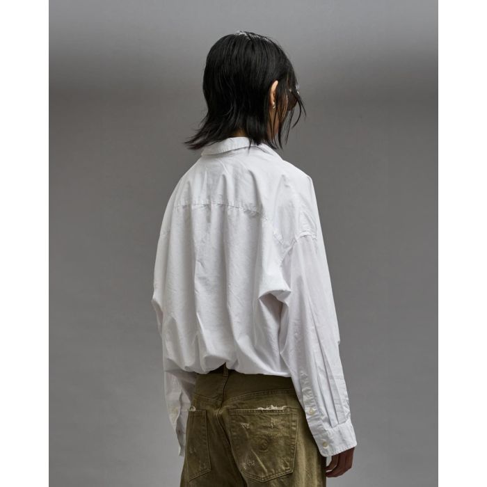 Chemise manches longues courte Crossover en popeline de coton blanc R13. Porté de profil dos.