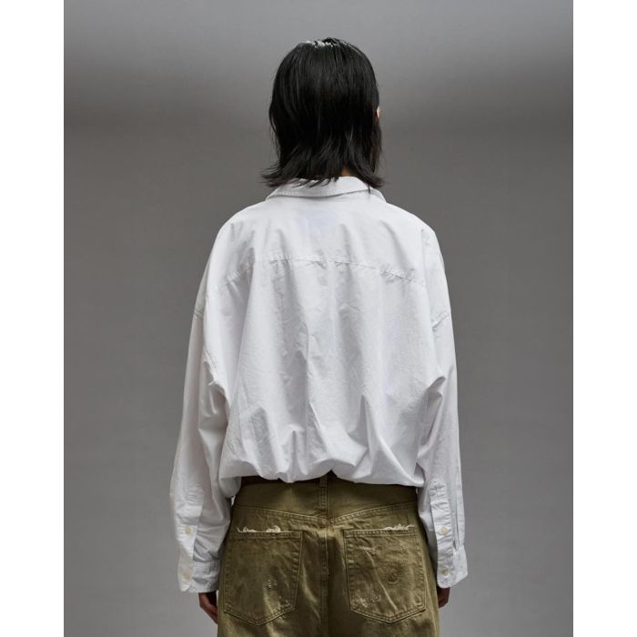 Chemise manches longues courte Crossover en popeline de coton blanc R13. Porté de dos.