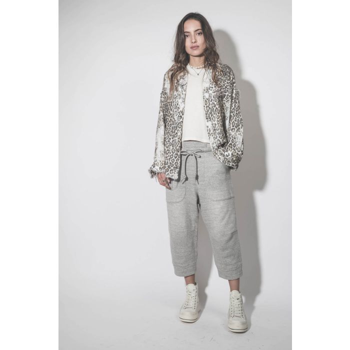 Chemise oversize en coton imprimé léopard délavé bord franc Shredded léopard R13. Porté ouverte de face.