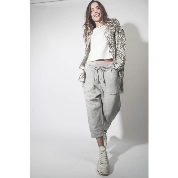 Chemise oversize en coton imprimé léopard délavé bord franc Shredded léopard R13. Porté avec des baskets compensées en toile écru.