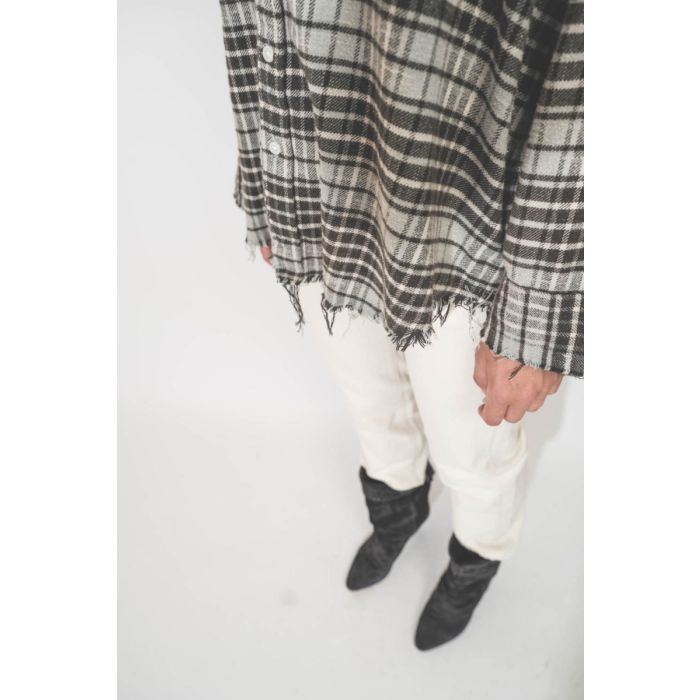 Chemise oversize à carreaux bleu ciel et noir en coton japonais Shredded Seam Drop Neck R13. Détail des coutures bord-franc.