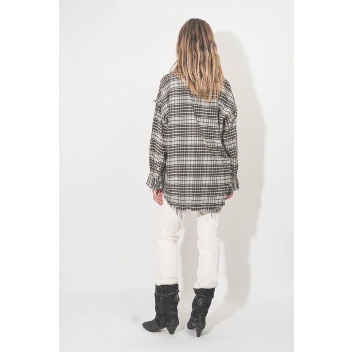 Chemise oversize à carreaux bleu ciel et noir en coton japonais Shredded Seam Drop Neck R13. Porté de dos.