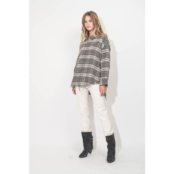 Chemise oversize à carreaux bleu ciel et noir en coton japonais Shredded Seam Drop Neck R13. Porté de profil avec un jean écru.