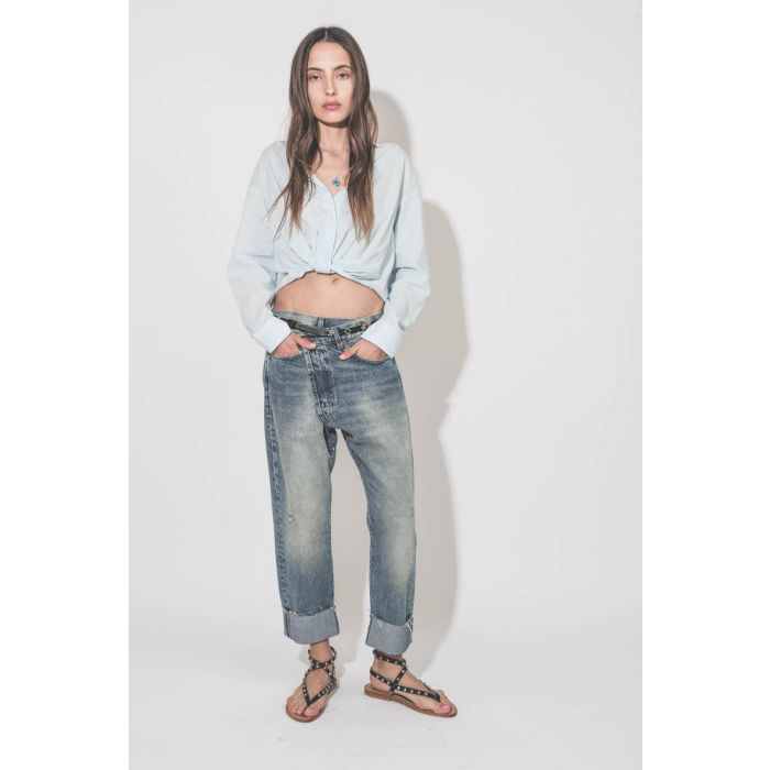 Chemise courte en popeline de coton Twisted Front R13. Porté de face avec un jean Crossover Jasper R13.