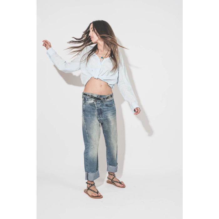 Chemise courte en popeline de coton Twisted Front R13. Porté avec un jean Crossover Jasper R13.