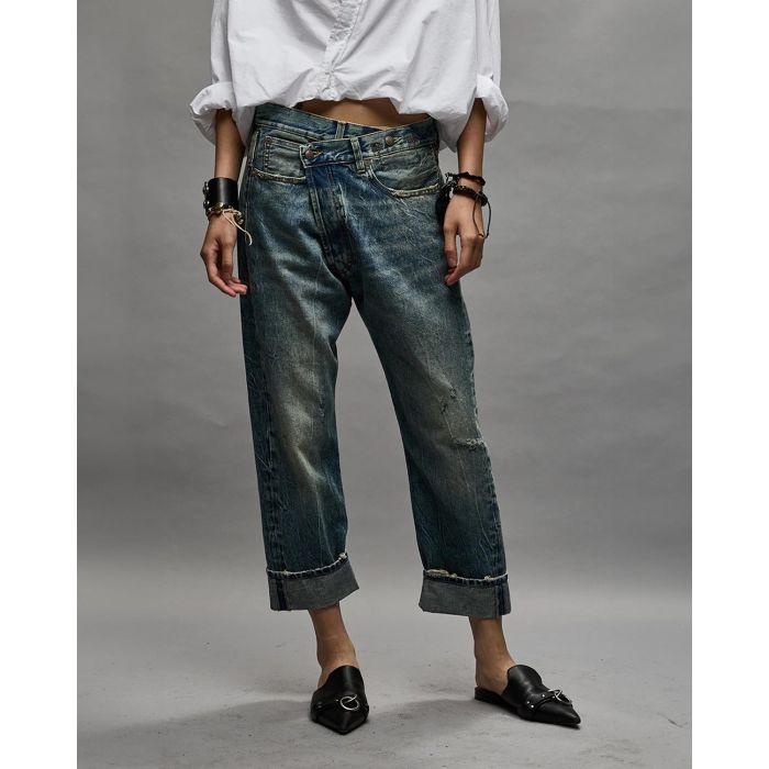 Jean Crossover bleu délavage Kelly R13 Denim. Porté de face.