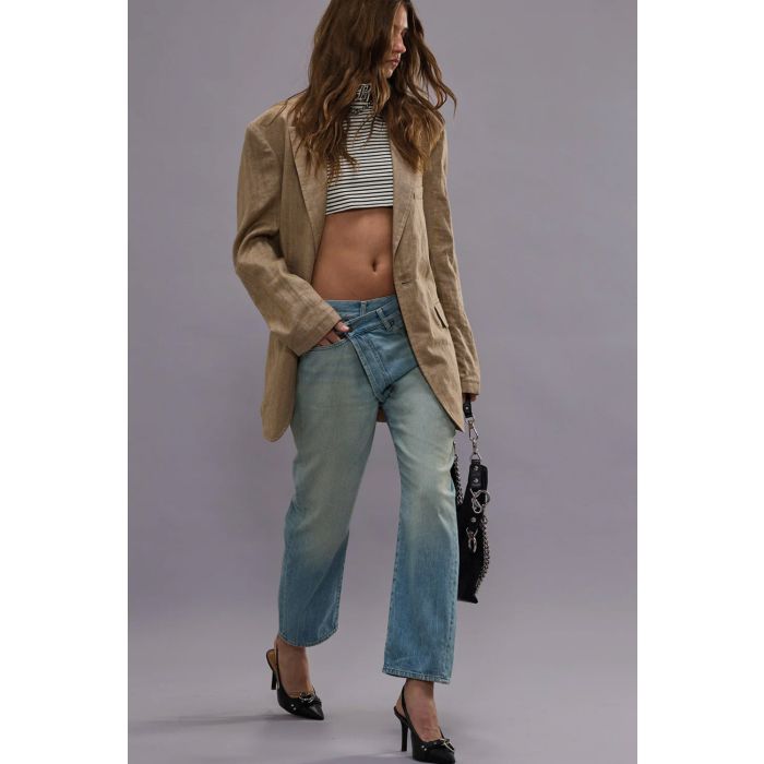 Jean Crossover bleu ciel délavage Tony blue R13. Porté avec un blazer en lin beige.