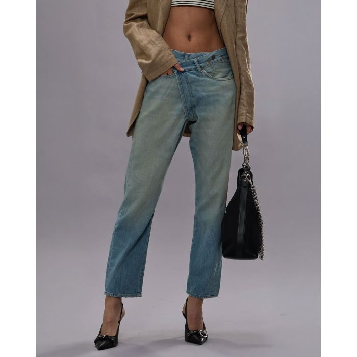 Jean Crossover bleu ciel délavage Tony blue R13. Porté avec des escarpins en cuir noir.