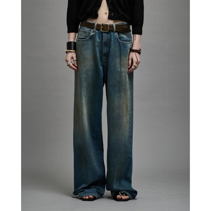 Jean large toile denim bleu vieilli D'arcy Loose R13. Porté de face.