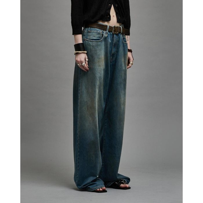 Jean large toile denim bleu vieilli D'arcy Loose R13. Porté de profil.