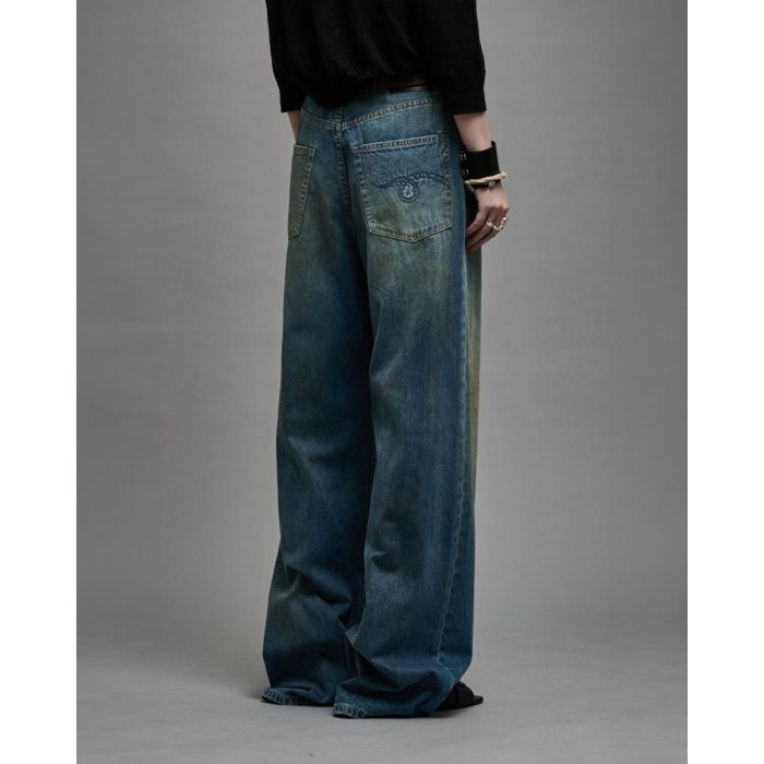 Jean large toile denim bleu vieilli D'arcy Loose R13. Porté de profil dos.
