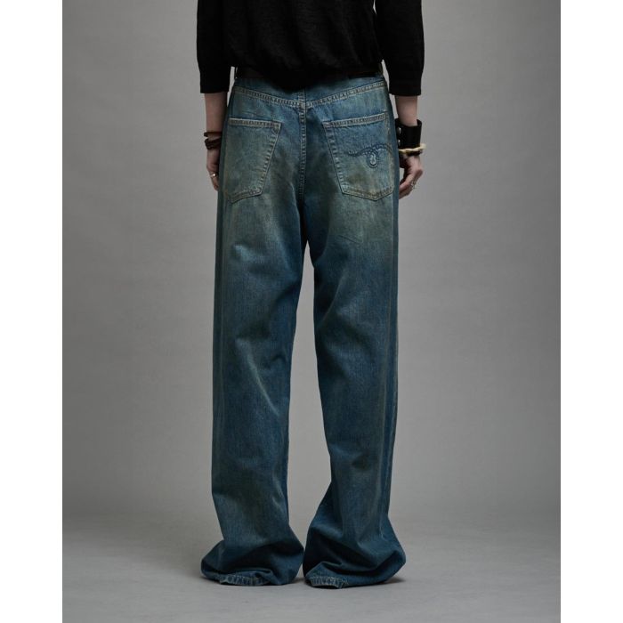 Jean large toile denim bleu vieilli D'arcy Loose R13. Porté de dos.
