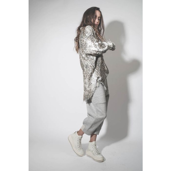 Pantalon de jogging court et oversize en molleton gris chiné Deconstructed Cropped Sweatpant Heather Grey R13. Porté de profil avec une chemise léopard.